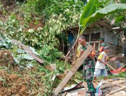 Bantuan Dari Koramil 09/Bangko Untuk Masyarakat Yang Terkena Musibah Longsor