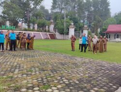 Diguyur Gerimis, Pegawai Diskominfo Apel Perdana pada Hari Pertama Masuk Kerja Pasca Idul Fitri 1446 H