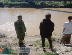 Bersama Masyarakat Babinsa Pantau Debit Air Sungai Di Wilayah Binaan