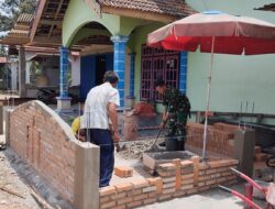 Babinsa dan Warga Kompak! Serda Koswandi Gotong Royong di Tabir Ulu