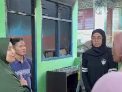 Poskes Parak Kelapo Ludes Dilahap ‘Si-Jago Merah Hj Lavita Syukur Kunjung Bidannya Lewati Puing-puing Kebakaran