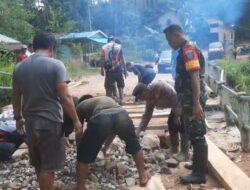 Gotong royong  masyarakat desa Sayan dan Kapolsek Sayan di bantu  Koramil   memperbaiki jembatan ambruk