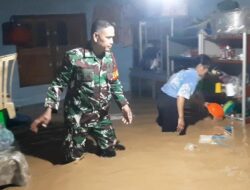 Personel Koramil 420-07/Sei Manau Sigap Bantu Warga Terdampak Banjir di Merangin