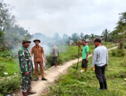 Melalui Komsos dan Gotong Royong, Babinsa Ajak Warga Untuk Pembersihan Lingkungan