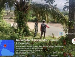 Antisipasi Bencana Banjir dan Longsor, Bersama Warga Desa, Babinsa Cek Debit Air Sungai