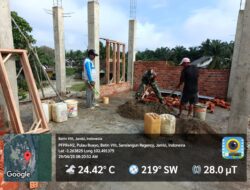 Babinsa Koramil 420-04/Sarolangun Gotong Royong Membangun Rumah Warga Bersama-Sama