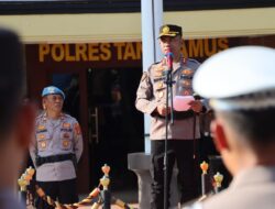 Kapolres Tanggamus Pimpin Upacara Kenaikan Pangkat Pengabdian Dua Personelnya