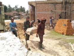 Tingkatkan Kebersamaan, Babinsa Koramil 420-08/Tabir Gelar Gotong Royong di Sungai Sahut