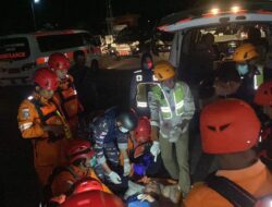 Gerak Cepat, Anggota Posal Lampulo Evakuasi Dua Penumpang Kapal MEN.SCHIFF 6 di Perairan Selat Benggala Provinsi Aceh