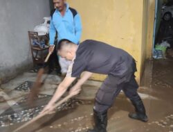 Polsek Pugung Identifikasi Banjir Bandang di Pekon Gunung Kasih Dan Bantu Warga Bersihkan Lumpur