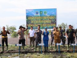Hijaukan Pantai Raja Keuchik, Danlanal Dumai Pimpin Penanamam 3.000 Pohon Mangrove