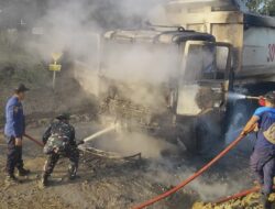 Truck Terbakar di Perjalanan dari Tambang Menuju Stockfile PT. Caritas, Sertu Aan Satria Anggota Koramil 420-04/Sarolangun Sigap Bantu Pemadaman