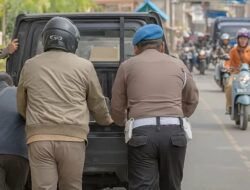 Aiptu Aris Abdullah Bantu Mobil Mogok di Sintang, Bukti Polisi Humanis dan Sigap di Lapangan