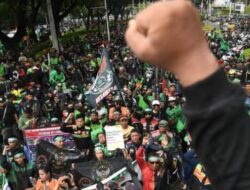 Melalui Orasi, Driver Ojol Meluapkan Jeritan dan Uneg-unegnya 10 Tahun Kerja ke DPR: Kami Cuma jadi Sapi Perah Aplikator.!