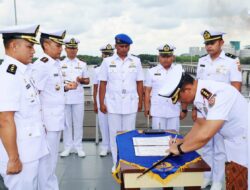 Komandan Pangkalan TNI Angkatan Laut Dumai Pimpin Sertijab Komandan KRI Imam Bonjol-383