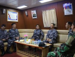 Komandan Pangkalan TNI Angkatan Laut Dumai Bersama Prajurit Sambut Kedatangan KRI Bontang-907
