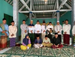 Kades Sindang heula sabangi warga jalupang kulon lanjut kan teradisi Jumat keliling dan santunan