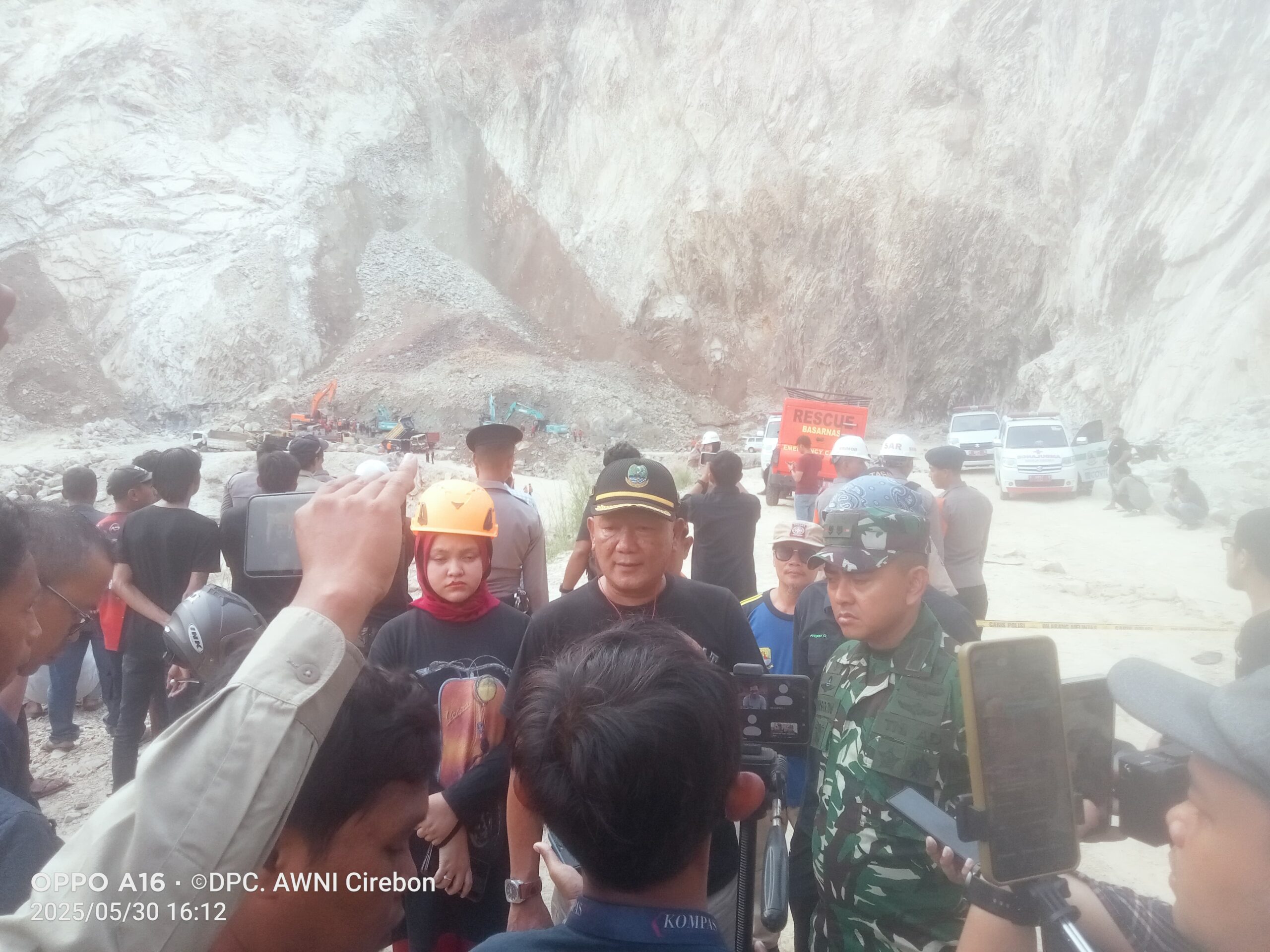 Gerak Cepat Pemda Prov Jabar dan Kabupaten Cirebon Evakuasi Korban Longsor Gunung Kuda