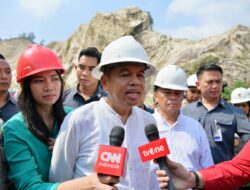 KDM Tinjau Lokasi Longsor Tambang Gunung Kuda, Beri Santunan untuk Keluarga Korban