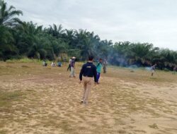 Babinsa Koramil 02/M.Limun Serda Musi Herman Gotong Royong Bersihkan Lapangan Bola di Desa Sungai Merah