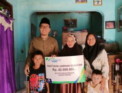 Sindangheula kepala desa sindangheula Suheli,S,kom,i,,mm kembali meyerahkan santunan jaminan kematian (jkm)dari program BPJS,