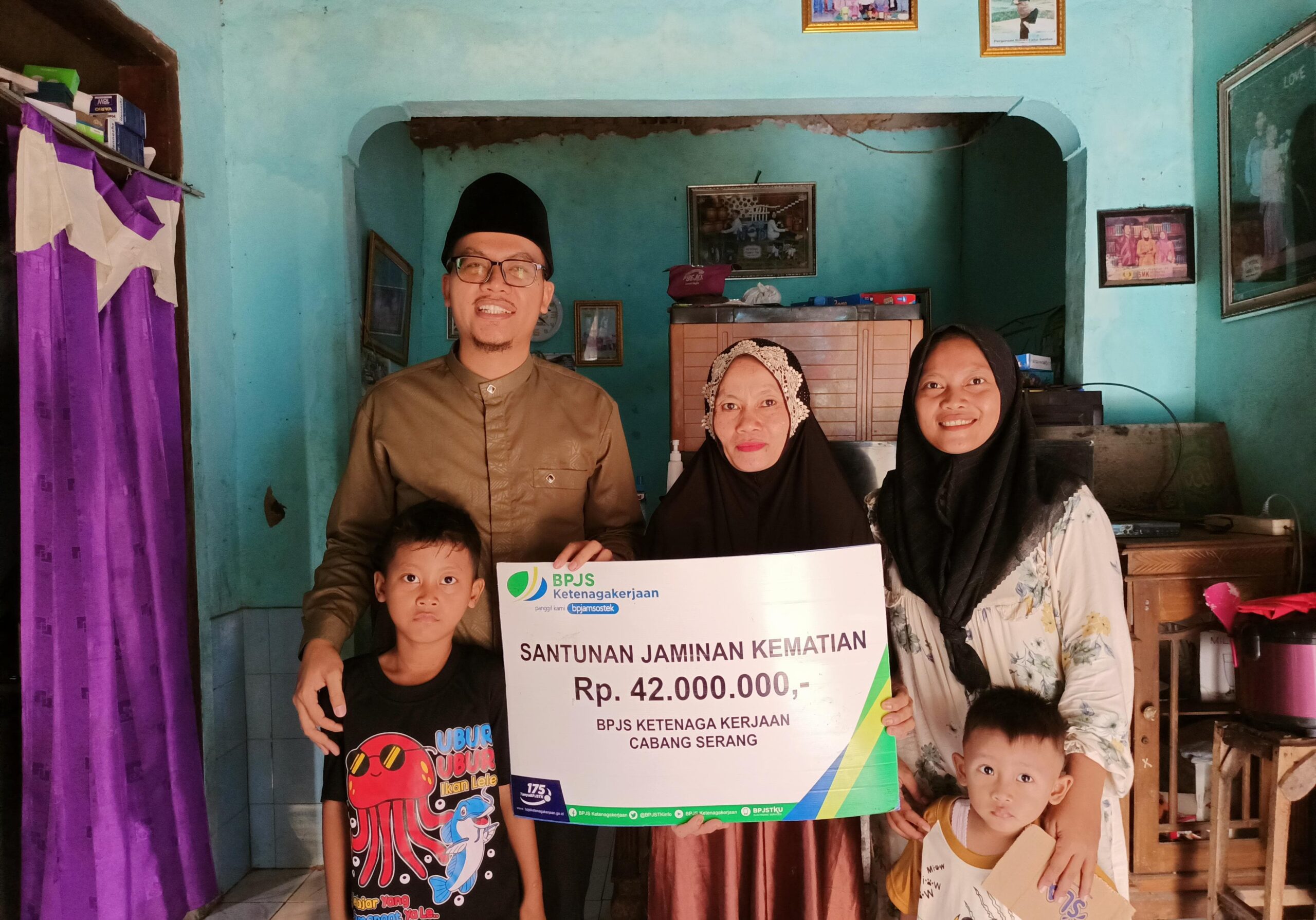 Sindangheula kepala desa sindangheula Suheli,S,kom,i,,mm kembali meyerahkan santunan jaminan kematian (jkm)dari program BPJS,
