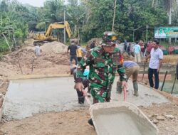 Babinsa Serka Sutaryo Anggota Koramil 02/limun Kodim 0420/Sarko Nersama Warga Gotong Royong pengecoran jalan di Desa pasar Singkut,