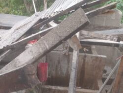 Polsek Limau Identifikasi Rumah Warga Yang Ambruk Diterjang Angin Puting Beliung