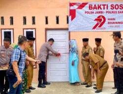 Kapolres Sarolangun Resmikan dan Serahkan Kunci Bedah Rumah Ibu Suryani.