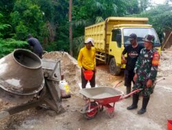 Wujudkan Manunggal TNI-Rakyat, Babinsa Bantu Warga Bangun Rumah