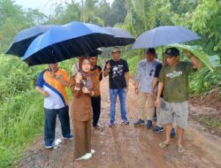 Walaupun di Guyur Hujan Bupati Serang Hj.Ratu Rachmatuzakiyah,S.Pd,MM Beserta Camat Idham Dhanal Survai Jalan Cikuya