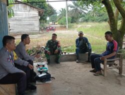 Pererat sinergi antara aparat kewilayahan dan masyarakat, Babinsa Koramil 420-08/Tabir, Serda Aris Andyanto, Laksankan komsos bersama Bhabinkamtibmas dan warga di Desa Sungai Bulian,