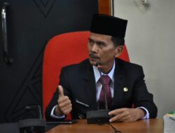 Bupati Bala Himbau Warga Sintang Pasang Bendera Merah Putih Selama Agustus 2025