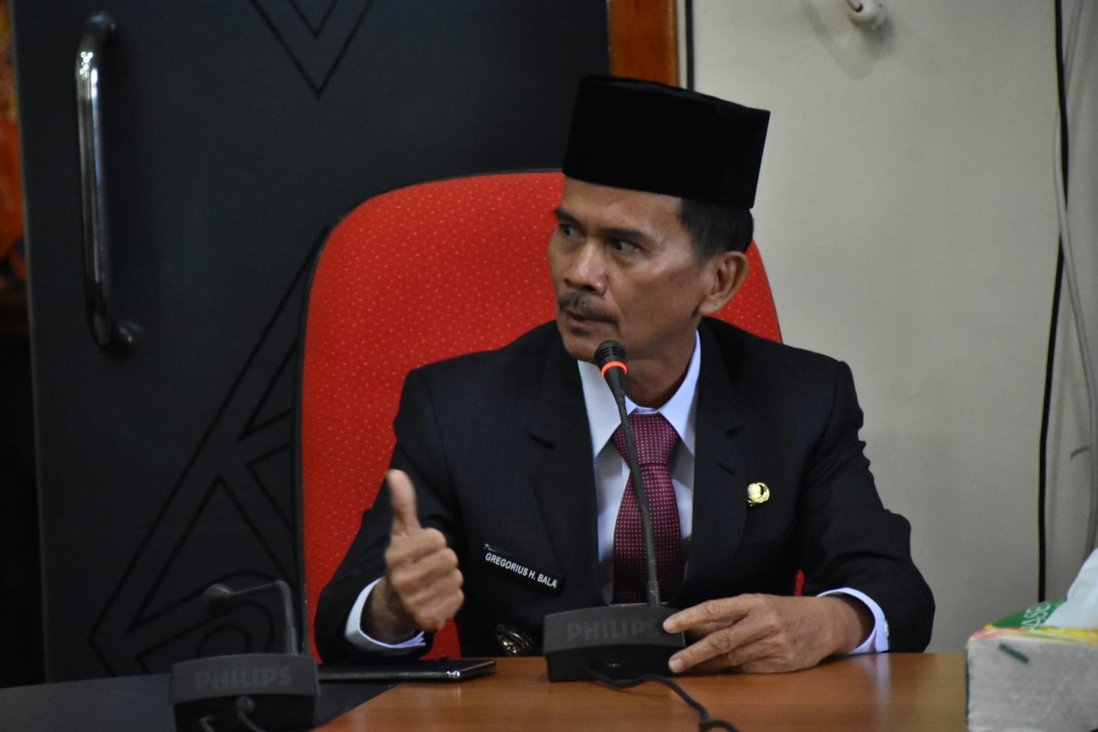Bupati Bala Himbau Warga Sintang Pasang Bendera Merah Putih Selama Agustus 2025