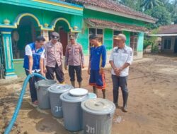 Bersama PDAM Way Agung, Polsek Semaka Dan Uspikan Salurkan Air Bersih Ke Warga Terdampak Banjir