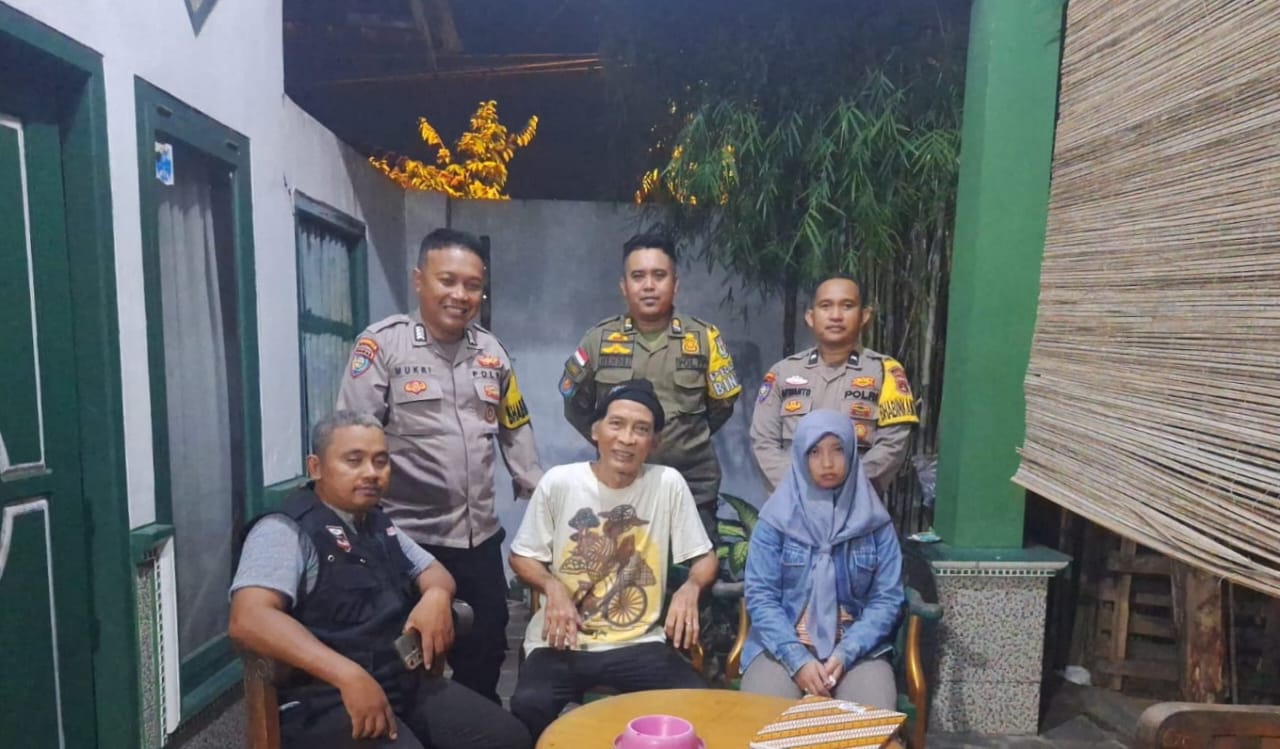 Peran Aktif Bhabinkamtibmas Polres Tanggamus, Antar Gadis Derita Sakit Psikis yang Tersesat Ke Rumah Keluarga