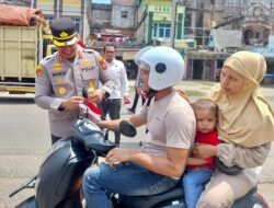 Sambut HUT Ke-80 RI, Kapolres Sarolangun didampingi Ketua Bhayangkari Bagikan Langsung Bendera Merah Putih ke Warga Singkut