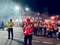 Jajaran Polres Sarolangun berikan Pengamanan dan Pengawalan Kegiatan Pawai Obor.