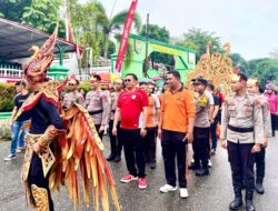 Ditengah Gerimis Hujan, Tak Menyurutkan Aksi Kreatif Polres Sarolangun Dalam Warnai Karnaval Kemerdekaan di Sarolangun.