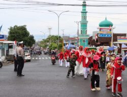 Sat Lantas Polres Tanggamus dan Polsek Kota Agung Amankan Karnaval Anak PAUD, TK dan SD HUT Ke-80 RI