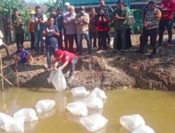 Wabup H A Khafidh Sebar Benih Ikan di Pulau Rengas Ulu