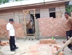 Lurah Tebing Tinggi  H. Hafiz Langsung Ke Lapangan Untuk Mengecek Pelaksanaan Program Bedah Rumah Pro-Tangguh Jambi Mantap