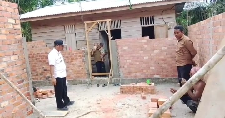 Lurah Tebing Tinggi  H. Hafiz Langsung Ke Lapangan Untuk Mengecek Pelaksanaan Program Bedah Rumah Pro-Tangguh Jambi Mantap