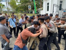 Polres Tebo Gelar Simulasi Pengamanan Kantor DPRD Tebo Dan Kantor Bupati Tebo