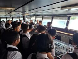 Open Ship KRI Banda Aceh-593 Sambut Siswa SMA Negeri 1 Matauli Pandan