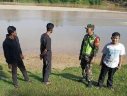 Musim Hujan Mendekat, Babinsa Aktif Cek Debit Air, Antisipasi Dini Banjir