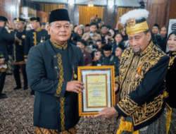 Kapolda Kaltim Terima Gelar Kehormatan dari Kesultanan Kutai Kartanegara Ing Martadipura