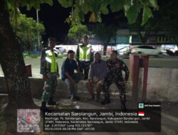 Babinsa Koramil 420-04/Sarolangun Gelar Komsos Malam dan Patroli Keamanan Bersama Warga