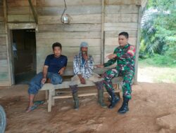 Babinsa Koramil 420-08/Tabir, Serda Abdullah Paisal, Melaksanakan Komsos Bersama Warga di Desa Air Batu Kecamatan Tabir Ilir