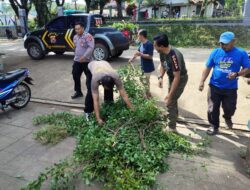 Polsek Gunung kencana Gelar Jum’at Bersih Bersama Forkopimcam di Alun Alun Gunungkencana